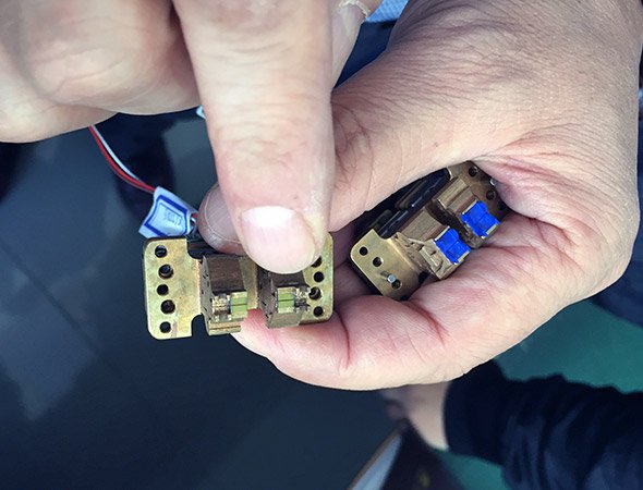 Filber Splicing Machine Stability Delivered By The Unique V-groove Module - Aveis FTTH